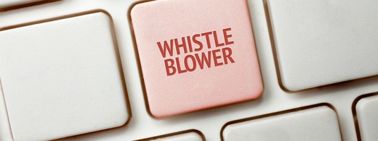 Computertaste mit Beschriftung Whistle Blower für Hinweisgebergesetz
